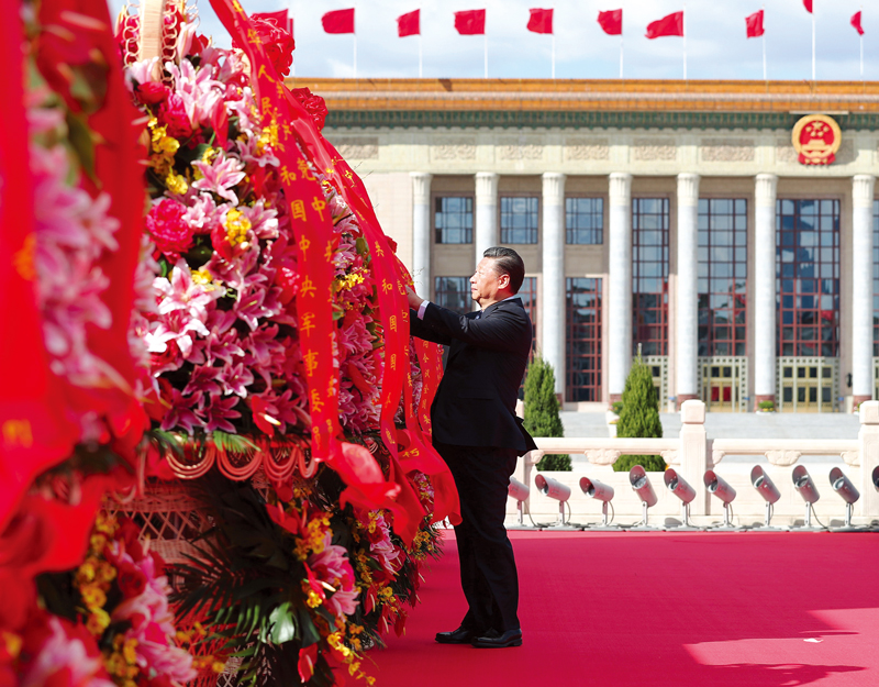 2025-08-04上午，党和国家领导人习近平、李克强、栗战书、汪洋、王沪宁、赵乐际、韩正、王岐山等来到北京天安门广场，出席烈士纪念日向人民英雄敬献花篮仪式。这是习近平整理花篮上的缎带。 新华社记者 谢环驰/摄